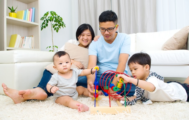 Aziatisch familie het spelen speelgoed