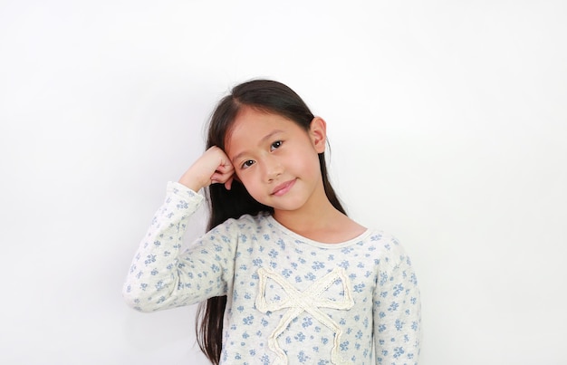Aziatisch jong meisje zet wurggreep op het hoofd met kijken naar camera op witte achtergrond