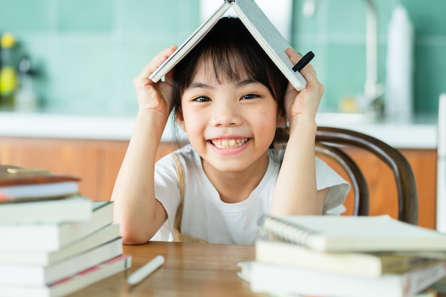 Aziatisch kind dat thuis studeert