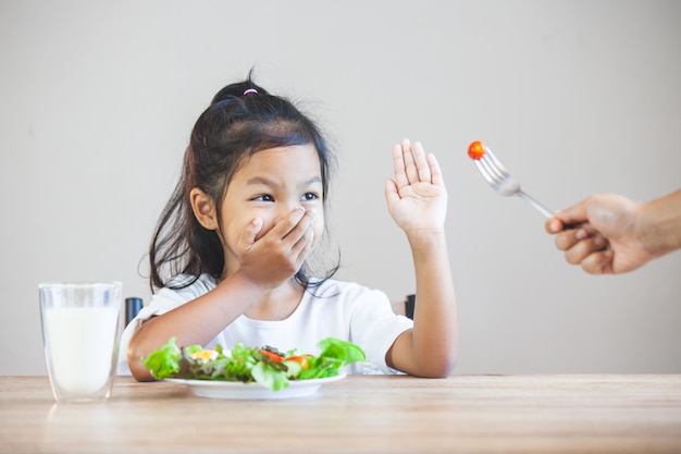 Aziatisch kind houdt niet van groenten eten en weigeren gezonde groenten te eten