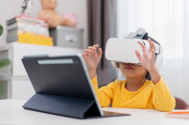 Aziatisch kind met Virtual Reality VR Kid die digitale virtuele wereld verkent met VR-bril