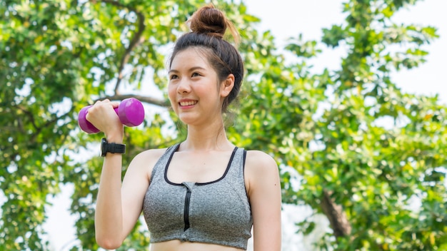 Aziatisch leuk gezond geschikt en stevig slank meisje gelukkig aan bevindende training