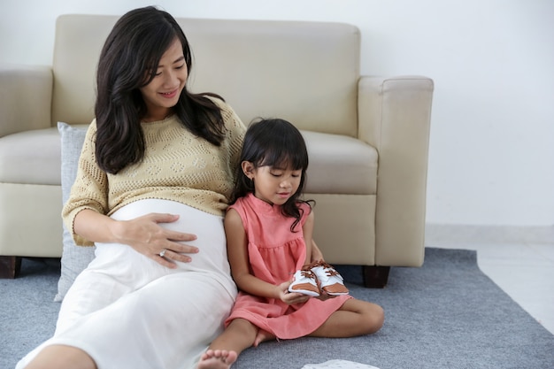 Aziatisch meisje dat babyschoenen kiest