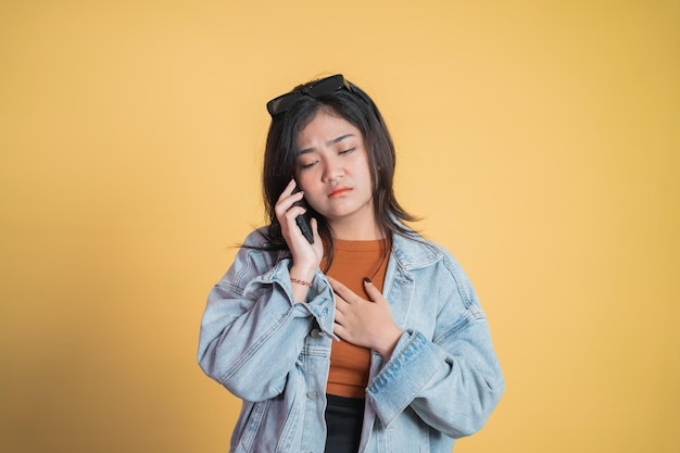 Aziatisch meisje dat belt met een smartphone