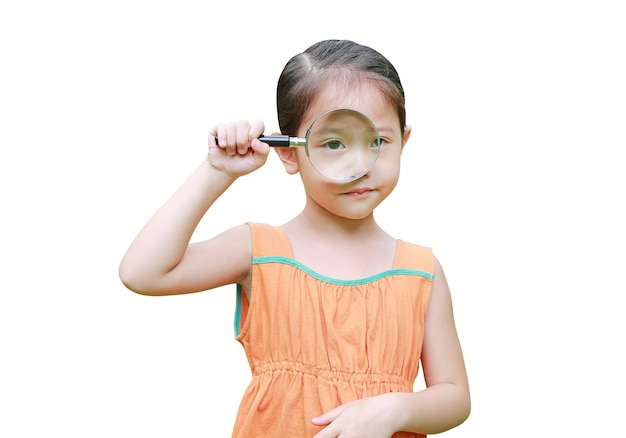 Aziatisch meisje dat door vergrootglas kijkt dat op wit wordt geïsoleerd