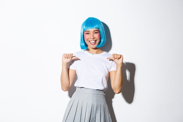 Aziatisch meisje dat een blauwe korte pruik draagt