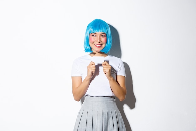 Aziatisch meisje dat het blauwe pruik stellen draagt