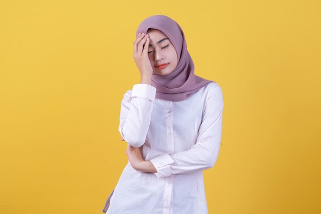 Aziatisch meisje dat iets laat zien bij het verwarren van iets gebaar met hijab