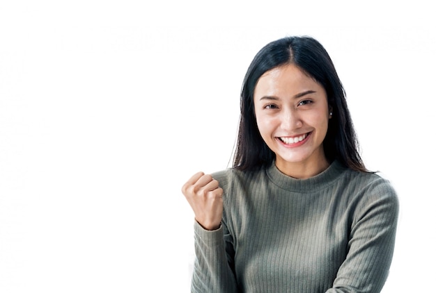 Aziatisch meisje dat mooie en gelukkige witte achtergrond glimlacht