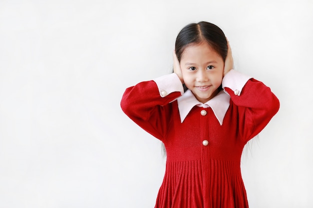Aziatisch meisje dat oren behandelt door handen op witte achtergrond