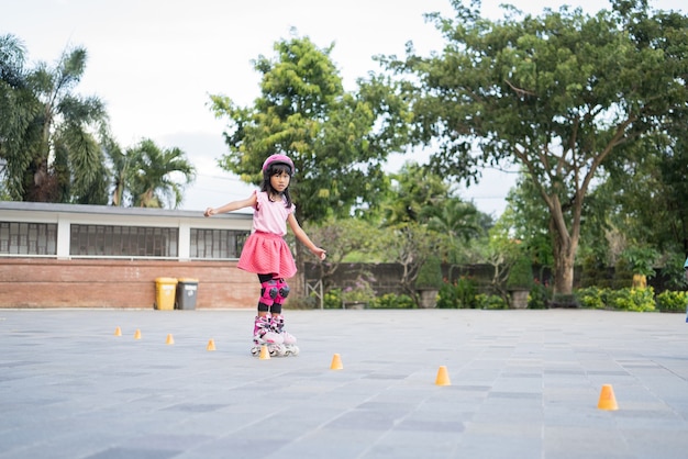 Aziatisch meisje gaat op haar inline skates