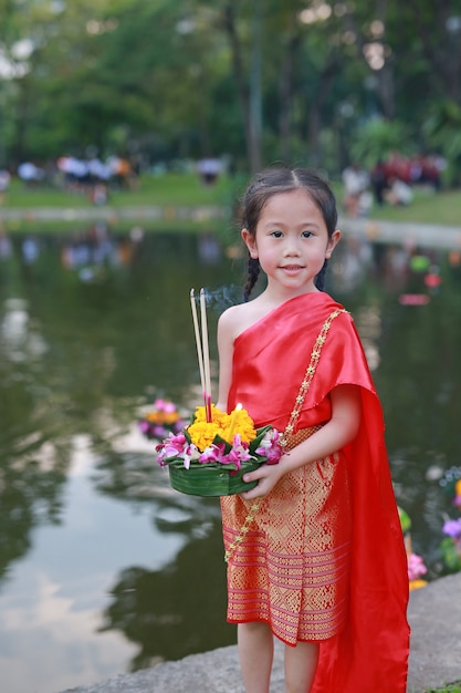 Aziatisch meisje in Thaise traditionele kleding met bedrijf krathong voor vergeving godin Ganges.