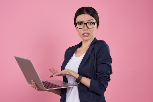 Aziatisch meisje is poseren met laptop