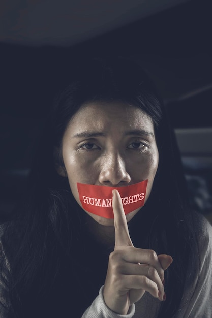 Aziatisch meisje met mensenrechtentekst
