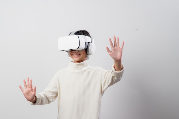 Aziatisch meisje met virtual reality-headset Innovatietechnologie en onderwijsconcept