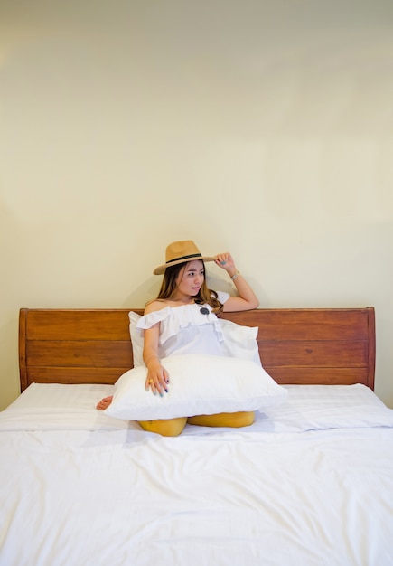 Aziatisch meisje op wit bed