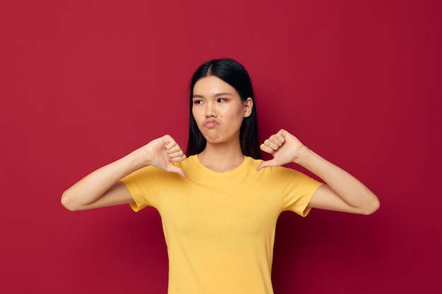 Aziatisch meisje poseren op een gekleurde achtergrond verschillende emoties