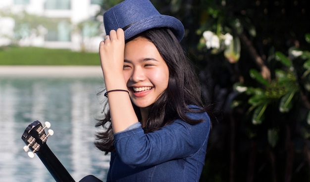 Aziatisch meisje schattige glimlach gezicht op groen park