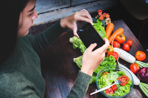 Aziatisch mooi jong meisje die saladegroente eten