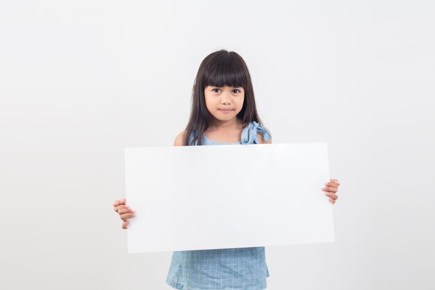 Aziatisch studentenmeisje dat een lege affiche voor tekst houdt