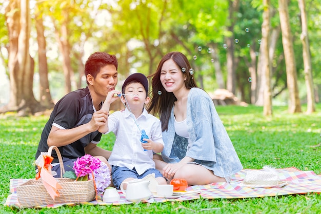 Aziatisch tienerfamilie gelukkig vakantiepicknickogenblik in het park