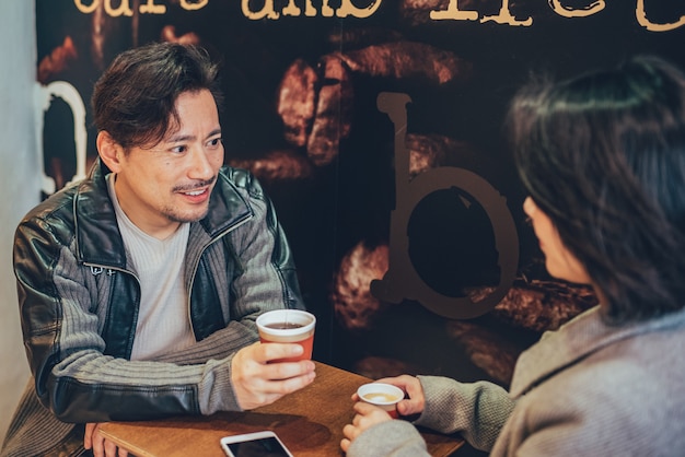 Aziatisch toeristenpaar dat een koffie drinkt