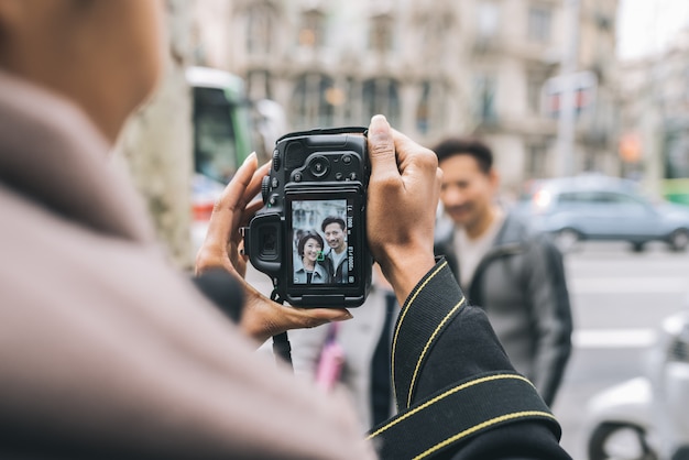 Aziatisch toeristenpaar die een foto met een camera nemen