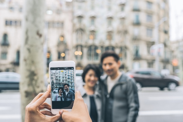 Aziatisch toeristenpaar die een foto met een mobiele telefoon nemen