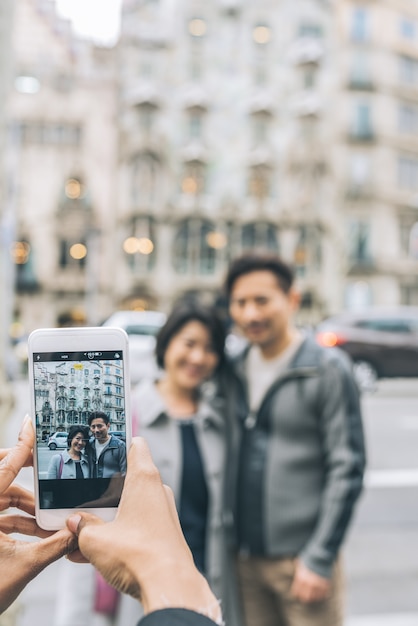 Aziatisch toeristenpaar die een foto met een mobiele telefoon nemen