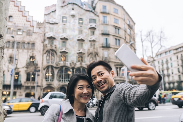 Aziatisch toeristenpaar die een selfie met een mobiele telefoon nemen