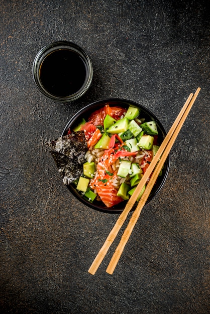 Aziatisch trendy eten, sushi poke bowl