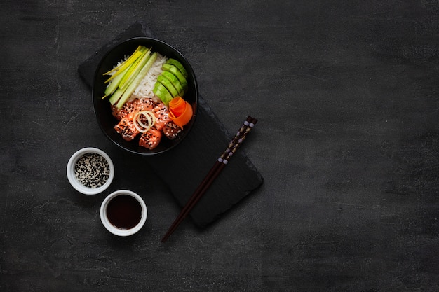 Aziatisch trendy eten, sushi porkom met komkommer, zalm, wortel, avocado, sesamzaadjes