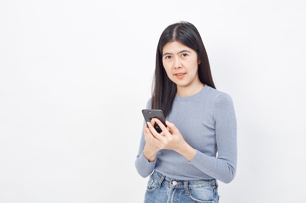 Aziatisch vrouwengebruik van cellphone