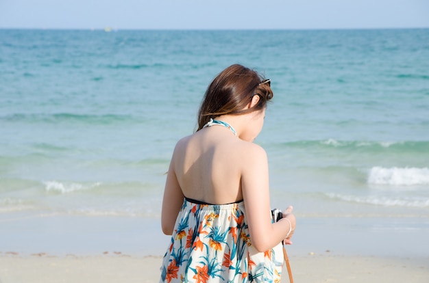 Aziatisch vrouwenportret op strand