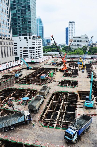 Aziatische arbeiders en Thaise arbeiders gebruiken machine en zware machines werken bouwer nieuwe structuur toren hoogbouw gebouw op steiger op bouwplaats in de hoofdstad in Bangkok Thailand