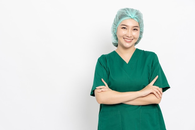 Foto aziatische arts vrouw verpleegkundige in scrubs outfit staande met gekruiste armen geïsoleerd op witte achtergrond