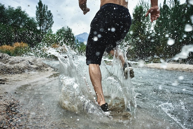 Aziatische atleet op een ochtendrun op de rivier, Kazachse jogger in de natuur close-up