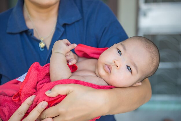 Aziatische baby close-up Na het douchen op daglichtBaby vet concept