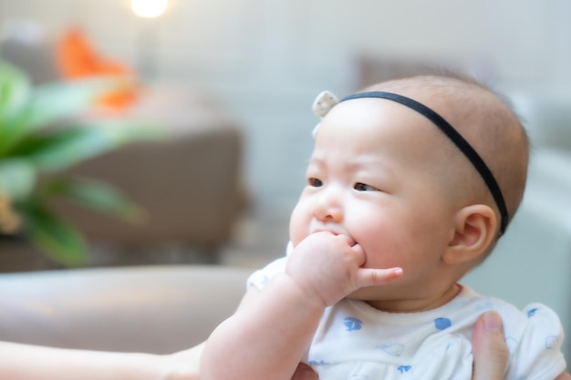 Aziatische baby gelukkig in de graden Aziatische babymeisje gelukkige familietijd