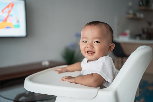 Aziatische babyjongen zittend op een hoge stoel