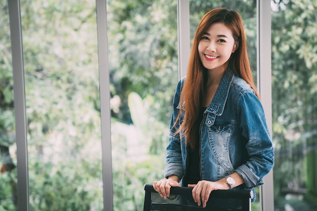 Aziatische bedrijfseigenaar die thuis huis glimlachen