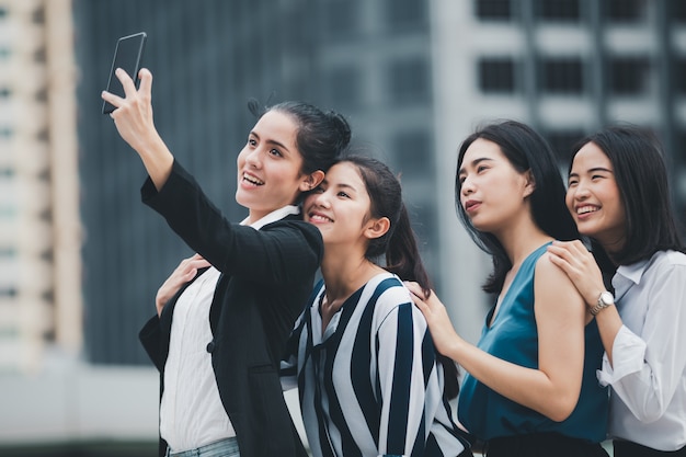 Aziatische beste vrienden die van de levensstijlonderneemster en pret glimlachen hebben die selfie bij de stad lopen