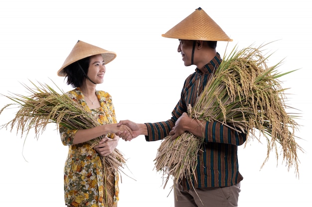 Aziatische boer paar houden rijstkorrels
