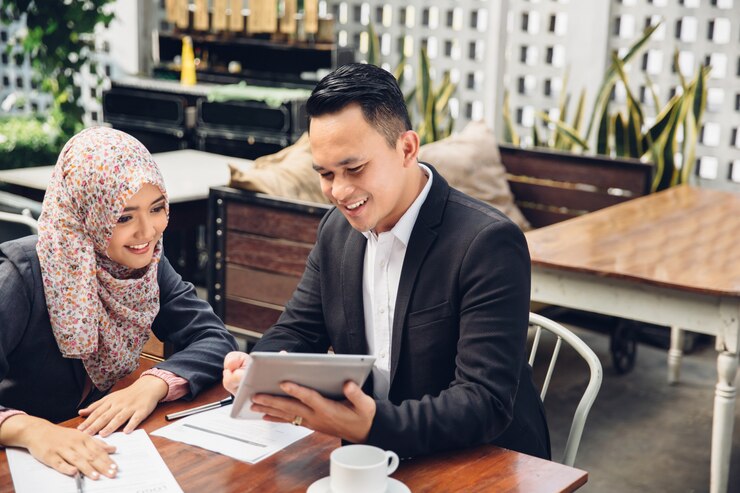 Aziatische business teamvergadering in een café