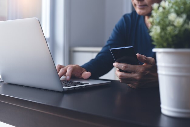 Aziatische casual zakenman online werken op laptop vanuit kantoor aan huis