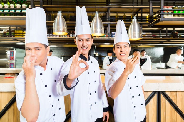 Aziatische chef-koks die in Restaurant koken