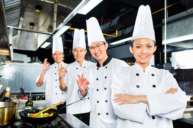 Aziatische chef-koks in de keuken van het hotelrestaurant