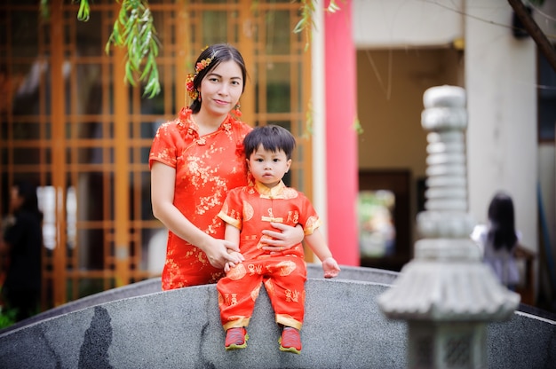 Aziatische chinese kind vakantie op chinees nieuwjaar festival op chinese tempel