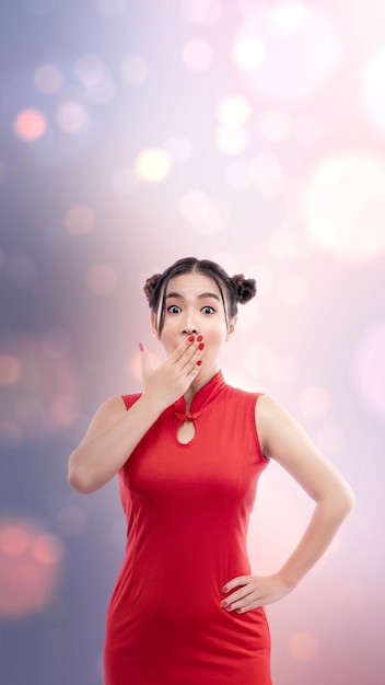 Aziatische Chinese vrouw in een cheongsam-jurk met een geschokte uitdrukking Gelukkig Chinees Nieuwjaar