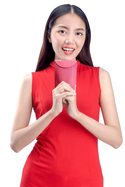 Aziatische Chinese vrouw in een cheongsam-jurk met rode enveloppen (Angpao) geïsoleerd op witte achtergrond